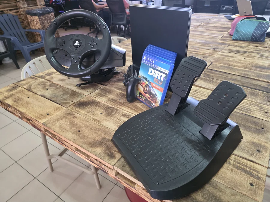 Lot Ps4 pro + Volant thrustmaster + 6 jeux