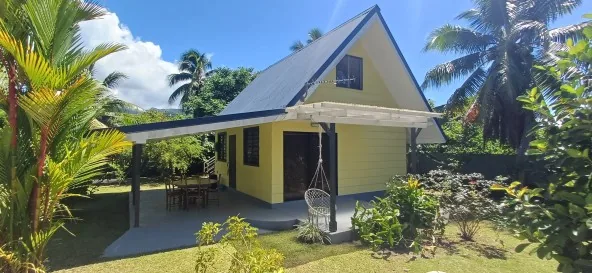 PAPARA-Pk38 : Sur un joli terrain verdoyant avec piscine, une agréable maison F3 équipée-meublée et