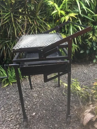 Barbecue rotatif avec bac à charbon