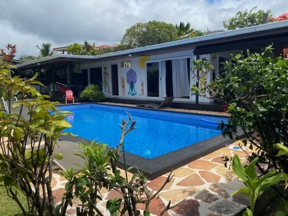 Loue Fare spacieux et aéré avec piscine et vue lagon