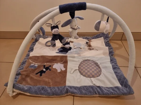 A vendre tapis d'éveil bleu avec arche de jeu Nattou