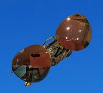 Paire de lunettes de soleil achetée  chez un opticien. Indice uv