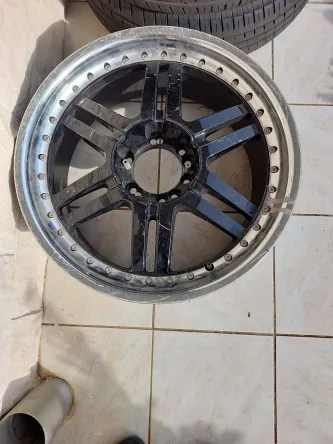 A vendre une jante 20"