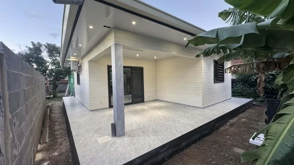 PIRAE / PROCHE CHPF... LOUE MAISON 2 CHAMBRES NEUVE DE 80 M² SUR TERRAIN 500 M², ENTIEREMENT MEUBLEE