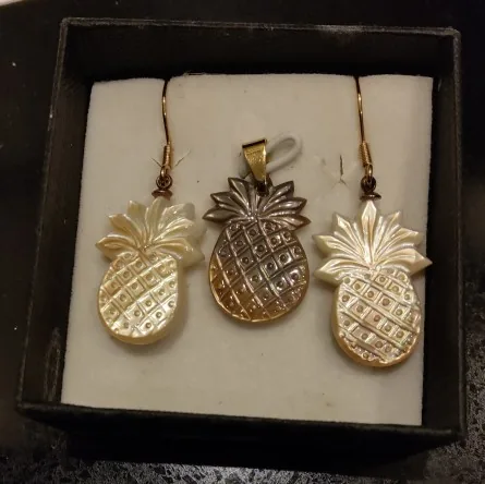 Ensemble BO et pendentif en nacre motif ananas