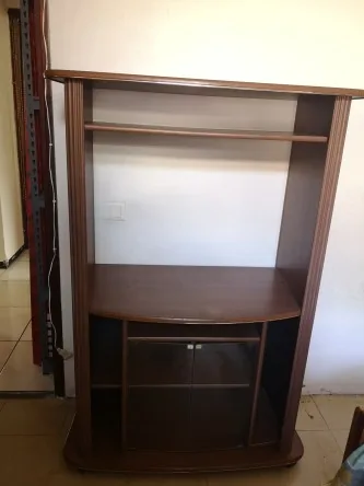 Meuble de salon à roulettes 84x138x48 cms
