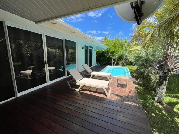 A VENDRE MOOREA MAISON + BUNGALOW+FARE POTEE ACCES MER 110 000 000XPF