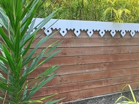 lot de frises décoratives neuves pour planche de rive (lambrequins PVC)