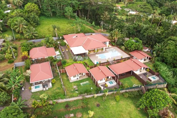 BAISSE DE PRIX // TAHITI / PRESQU'ILE... VENDS ENSEMBLE IMMOBILIER ( VILLA & 6 BUNGALOWS), PISCINES
