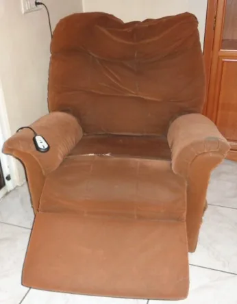 A donner pour cause déménagement fauteuil relax électrique en état de marche, petite déchirure