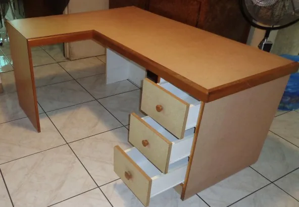 A vendre Bureau d’angle fabrication locale en mélaminé 163x120 hauteur 75 cm 3 tiroirs coulissants :