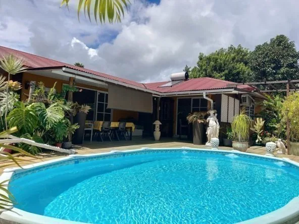 PROCHE TARAVAO CENTRE, MAISON F5 AVEC BEAU JARDIN ET PISCINE - VM22238