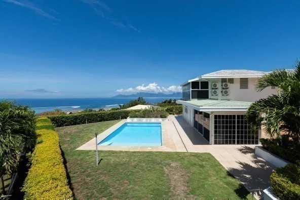 GRANDE MAISON F5 AVEC VUE MOOREA, PISCINE ET JARDIN PLAT - VM22446