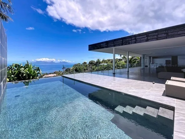 VILLA MODERNE AVEC VUE SUPERBE SUR MER ET MOOREA - VM22372