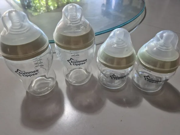 Lot 4 biberons en verre Tommee tippee