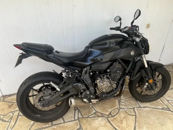 VENDS MOTO YAMAHA MT07 état impeccable