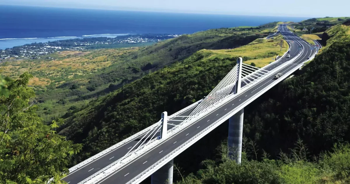 SÉRIE. Infrastructure en Outre-mer : La Route des Tamarins à La Réunion, un ouvrage architectural hors normes qui a changé l'île pour toujours